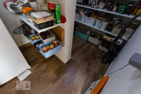 Casa de condomínio à venda com 345m², 3 quartos e 3 vagas Casa de condomínio à venda com 345m², 3 quartos e 3 vagasDispensa da Cozinha