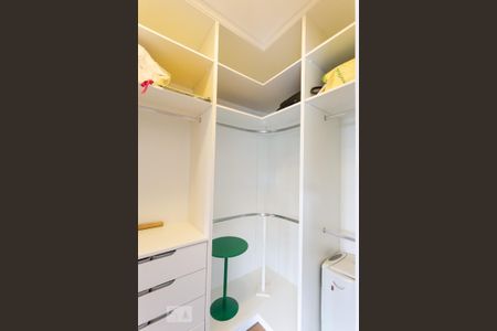 Casa de condomínio à venda com 345m², 3 quartos e 3 vagas Casa de condomínio à venda com 345m², 3 quartos e 3 vagasCloset da suíte 1