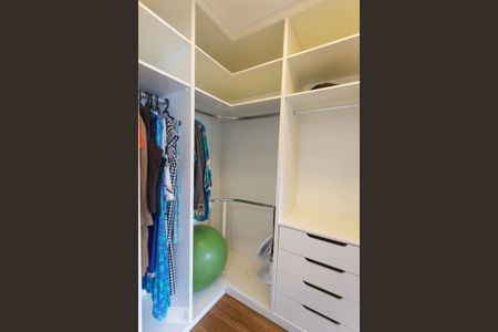 Casa de condomínio à venda com 345m², 3 quartos e 3 vagas Casa de condomínio à venda com 345m², 3 quartos e 3 vagasCloset da Suíte 2