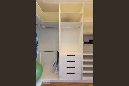 Casa de condomínio à venda com 345m², 3 quartos e 3 vagas Casa de condomínio à venda com 345m², 3 quartos e 3 vagasCloset da Suíte 2