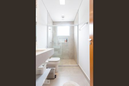 Casa de condomínio à venda com 345m², 3 quartos e 3 vagas Casa de condomínio à venda com 345m², 3 quartos e 3 vagasBanheiro da Suíte 2