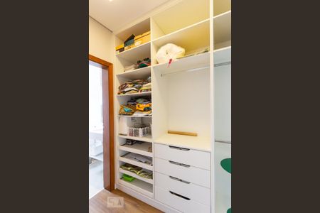 Casa de condomínio à venda com 345m², 3 quartos e 3 vagas Casa de condomínio à venda com 345m², 3 quartos e 3 vagasCloset da suíte 1