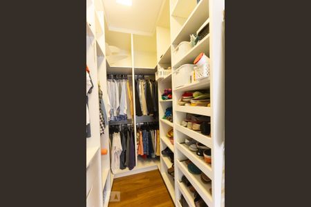 Casa de condomínio à venda com 345m², 3 quartos e 3 vagas Casa de condomínio à venda com 345m², 3 quartos e 3 vagasCloset da Suíte 3