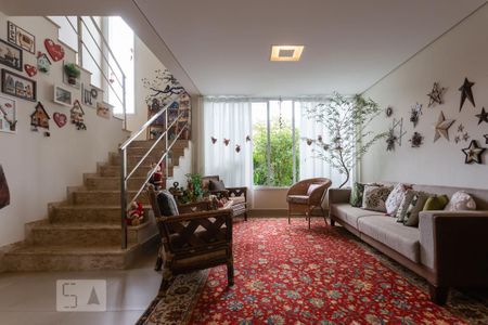 Casa de condomínio à venda com 345m², 3 quartos e 3 vagas Casa de condomínio à venda com 345m², 3 quartos e 3 vagasSala de Estar