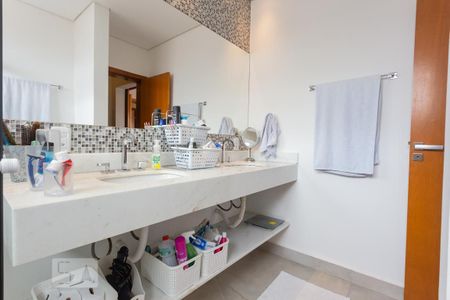 Casa de condomínio à venda com 345m², 3 quartos e 3 vagas Casa de condomínio à venda com 345m², 3 quartos e 3 vagasBanheiro da Suíte 3