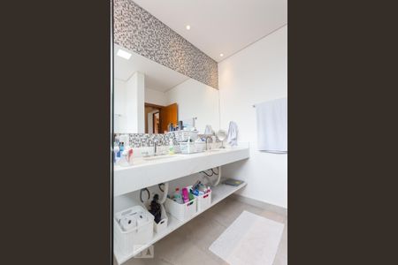 Casa de condomínio à venda com 345m², 3 quartos e 3 vagas Casa de condomínio à venda com 345m², 3 quartos e 3 vagasBanheiro da Suíte 3