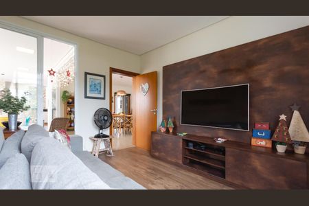 Casa de condomínio à venda com 345m², 3 quartos e 3 vagas Casa de condomínio à venda com 345m², 3 quartos e 3 vagasSala de TV