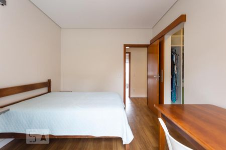 Casa de condomínio à venda com 345m², 3 quartos e 3 vagas Casa de condomínio à venda com 345m², 3 quartos e 3 vagasSuíte 2