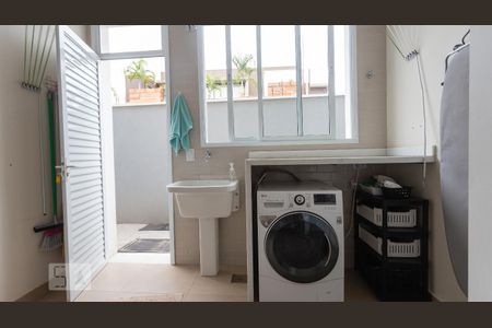 Casa de condomínio à venda com 345m², 3 quartos e 3 vagas Casa de condomínio à venda com 345m², 3 quartos e 3 vagasÁrea de Serviço