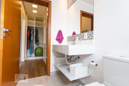 Casa de condomínio à venda com 345m², 3 quartos e 3 vagas Casa de condomínio à venda com 345m², 3 quartos e 3 vagasBanheiro da Suíte 2