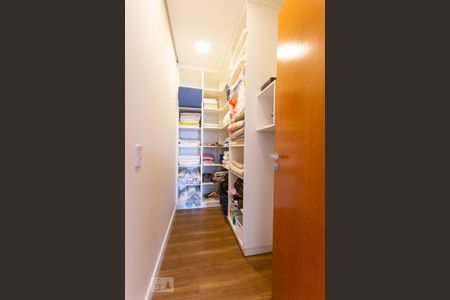 Casa de condomínio à venda com 345m², 3 quartos e 3 vagas Casa de condomínio à venda com 345m², 3 quartos e 3 vagasArmário do Corredor