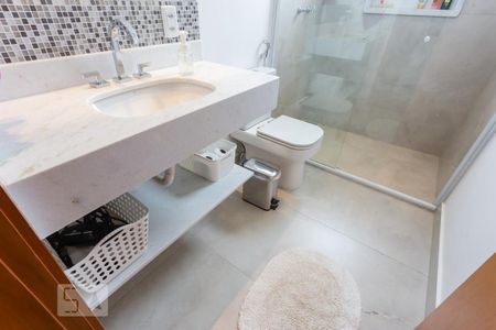 Casa de condomínio à venda com 345m², 3 quartos e 3 vagas Casa de condomínio à venda com 345m², 3 quartos e 3 vagasBanheiro da Suíte 2