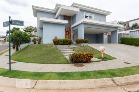 Casa de condomínio à venda com 345m², 3 quartos e 3 vagas Casa de condomínio à venda com 345m², 3 quartos e 3 vagasFachada