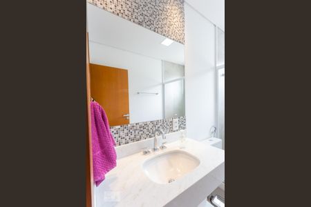 Casa de condomínio à venda com 345m², 3 quartos e 3 vagas Casa de condomínio à venda com 345m², 3 quartos e 3 vagasBanheiro da Suíte 2