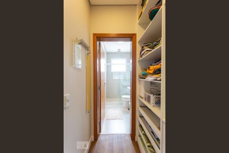 Casa de condomínio à venda com 345m², 3 quartos e 3 vagas Casa de condomínio à venda com 345m², 3 quartos e 3 vagasCloset da suíte 1