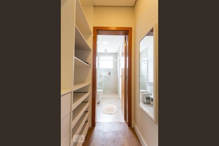 Casa de condomínio à venda com 345m², 3 quartos e 3 vagas Casa de condomínio à venda com 345m², 3 quartos e 3 vagasCloset da Suíte 2