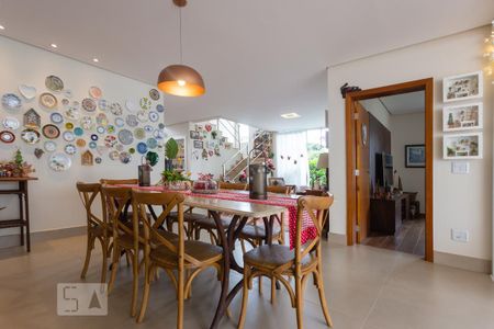 Casa de condomínio à venda com 345m², 3 quartos e 3 vagas Casa de condomínio à venda com 345m², 3 quartos e 3 vagasSala de Estar e Jantar