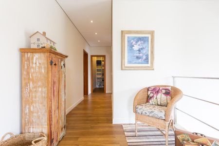 Casa de condomínio à venda com 345m², 3 quartos e 3 vagas Casa de condomínio à venda com 345m², 3 quartos e 3 vagasCorredor dos Quartos