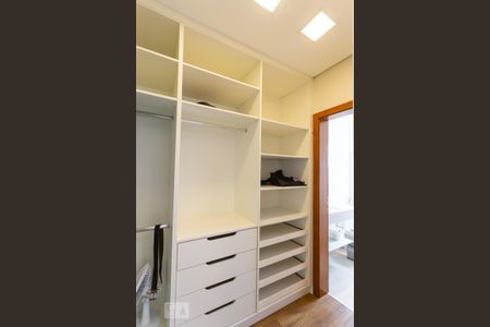 Casa de condomínio à venda com 345m², 3 quartos e 3 vagas Casa de condomínio à venda com 345m², 3 quartos e 3 vagasCloset da Suíte 2