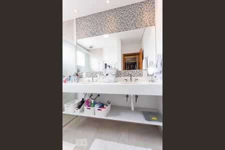 Casa de condomínio à venda com 345m², 3 quartos e 3 vagas Casa de condomínio à venda com 345m², 3 quartos e 3 vagasBanheiro da Suíte 3