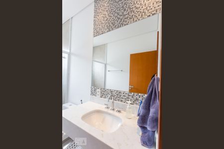 Casa de condomínio à venda com 345m², 3 quartos e 3 vagas Casa de condomínio à venda com 345m², 3 quartos e 3 vagasBanheiro da Suíte 1