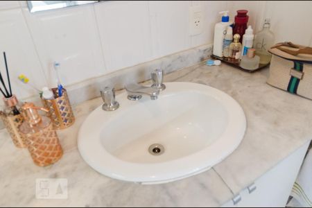 Casa de condomínio à venda com 250m², 3 quartos e 4 vagasBanheiro da suíte 1