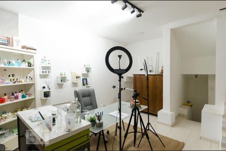 Casa de condomínio à venda com 250m², 3 quartos e 4 vagasSala comercial