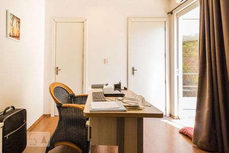 Casa à venda com 200m², 3 quartos e 3 vagas Casa à venda com 200m², 3 quartos e 3 vagasDormitório3