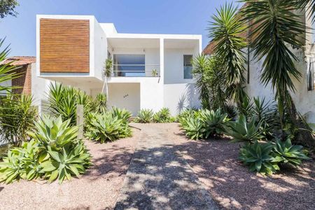 Casa à venda com 200m², 3 quartos e 3 vagas Casa à venda com 200m², 3 quartos e 3 vagasQuintal
