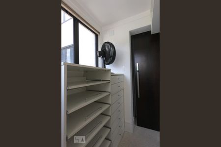 Apartamento à venda com 145m², 1 quarto e 2 vagas Apartamento à venda com 145m², 1 quarto e 2 vagasCloset