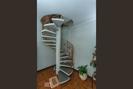 Escada da sala de casa para alugar com 4 quartos, 200m² em Jardim Nova Europa, Campinas