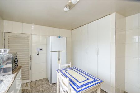 Casa à venda com 350m², 5 quartos e 8 vagascozinha piso inferior