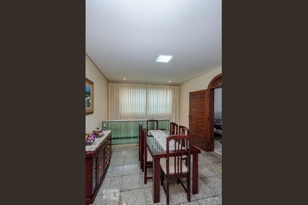 Casa à venda com 350m², 5 quartos e 8 vagasSala 2