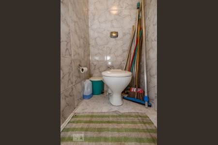 Casa à venda com 350m², 5 quartos e 8 vagasBanheiro de Serviço