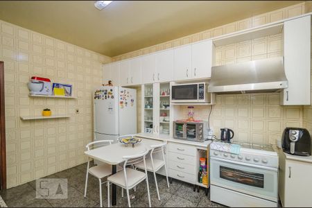 Casa à venda com 350m², 5 quartos e 8 vagasCozinha