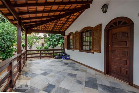 Casa à venda com 350m², 5 quartos e 8 vagasVaranda da Sala - Garagem