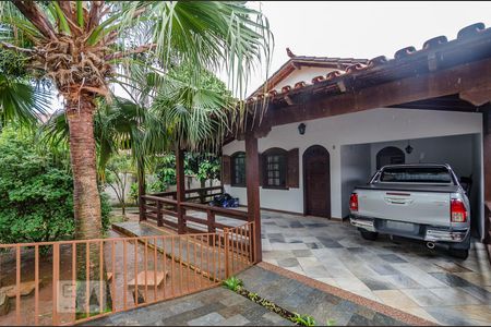 Casa à venda com 350m², 5 quartos e 8 vagasVaranda da Sala - Garagem