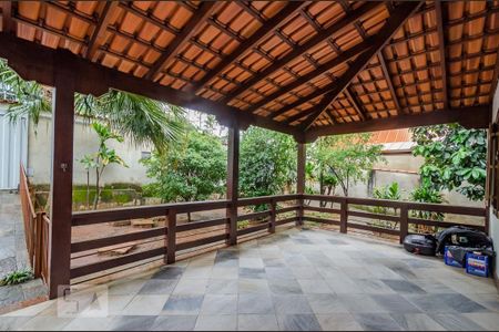 Casa à venda com 350m², 5 quartos e 8 vagasVaranda da Sala - Garagem