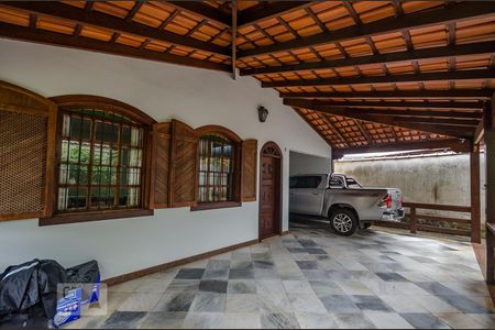 Casa à venda com 350m², 5 quartos e 8 vagasVaranda da Sala - Garagem