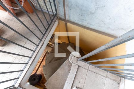 Casa à venda com 70m², 2 quartos e 2 vagasEscada