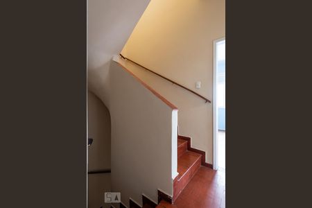 Casa à venda com 250m², 3 quartos e 4 vagas Casa à venda com 250m², 3 quartos e 4 vagasEscada 2