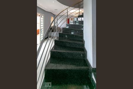 Casa à venda com 250m², 4 quartos e 4 vagas Casa à venda com 250m², 4 quartos e 4 vagasEscada