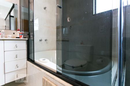 Casa à venda com 420m², 4 quartos e 6 vagas Casa à venda com 420m², 4 quartos e 6 vagasBanheiro da Suíte 1