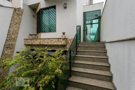 Casa à venda com 420m², 4 quartos e 6 vagas Casa à venda com 420m², 4 quartos e 6 vagasFachada