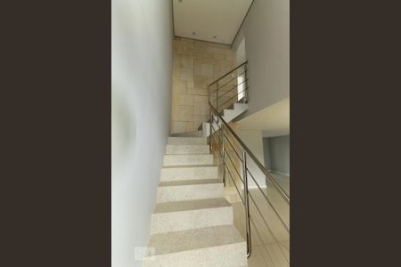 Casa de condomínio à venda com 140m², 3 quartos e 2 vagasEscada