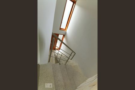 Casa de condomínio à venda com 140m², 3 quartos e 2 vagasEscada