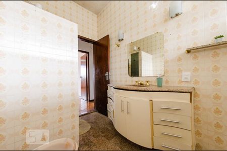 Casa à venda com 291m², 4 quartos e 3 vagas Casa à venda com 291m², 4 quartos e 3 vagasBanheiro social