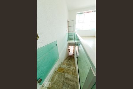 Casa à venda com 291m², 4 quartos e 3 vagas Casa à venda com 291m², 4 quartos e 3 vagasEscada