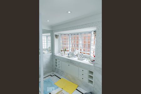 Casa à venda com 455m², 5 quartos e 3 vagas Casa à venda com 455m², 5 quartos e 3 vagasBanheiro da Suíte