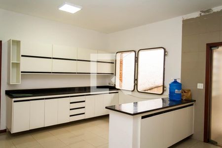 Casa à venda com 600m², 6 quartos e 6 vagas Casa à venda com 600m², 6 quartos e 6 vagasCozinha